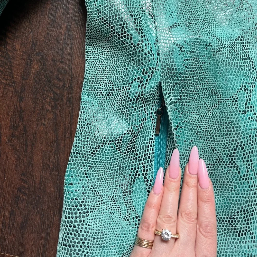 SOLD‼️BERNARDO GENUINE LEATHER JACKET BLUE PYTHON SNAKE PRINT POCKETS SILK - Picture 9 of 9